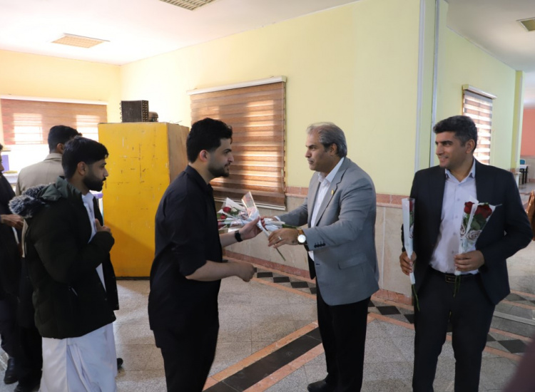 گزارش تصویری از حضور ریاست دانشگاه در سلف سرویس و اهدای گل به دانشجویان به مناسبت روز دانشجو